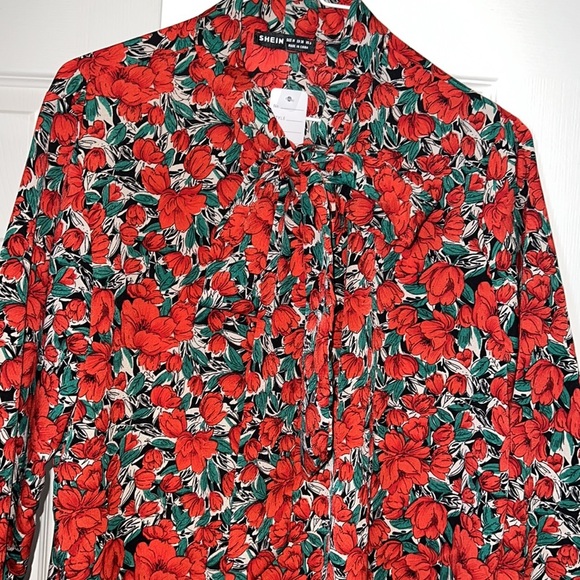 🌷Red Tulips Blouse - Picture 8 of 8